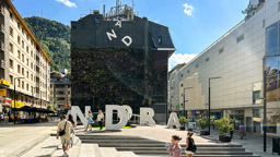 ANDORRA  - ist eine in den östlichen Pyrenäen zwischen Spanien und Frankreich gelegene parlamentarische Monarchie