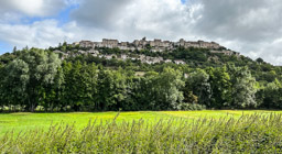 Der auffällig auf einem Hügel liegende Ort hat ein mittelalterliches Erscheinungsbild